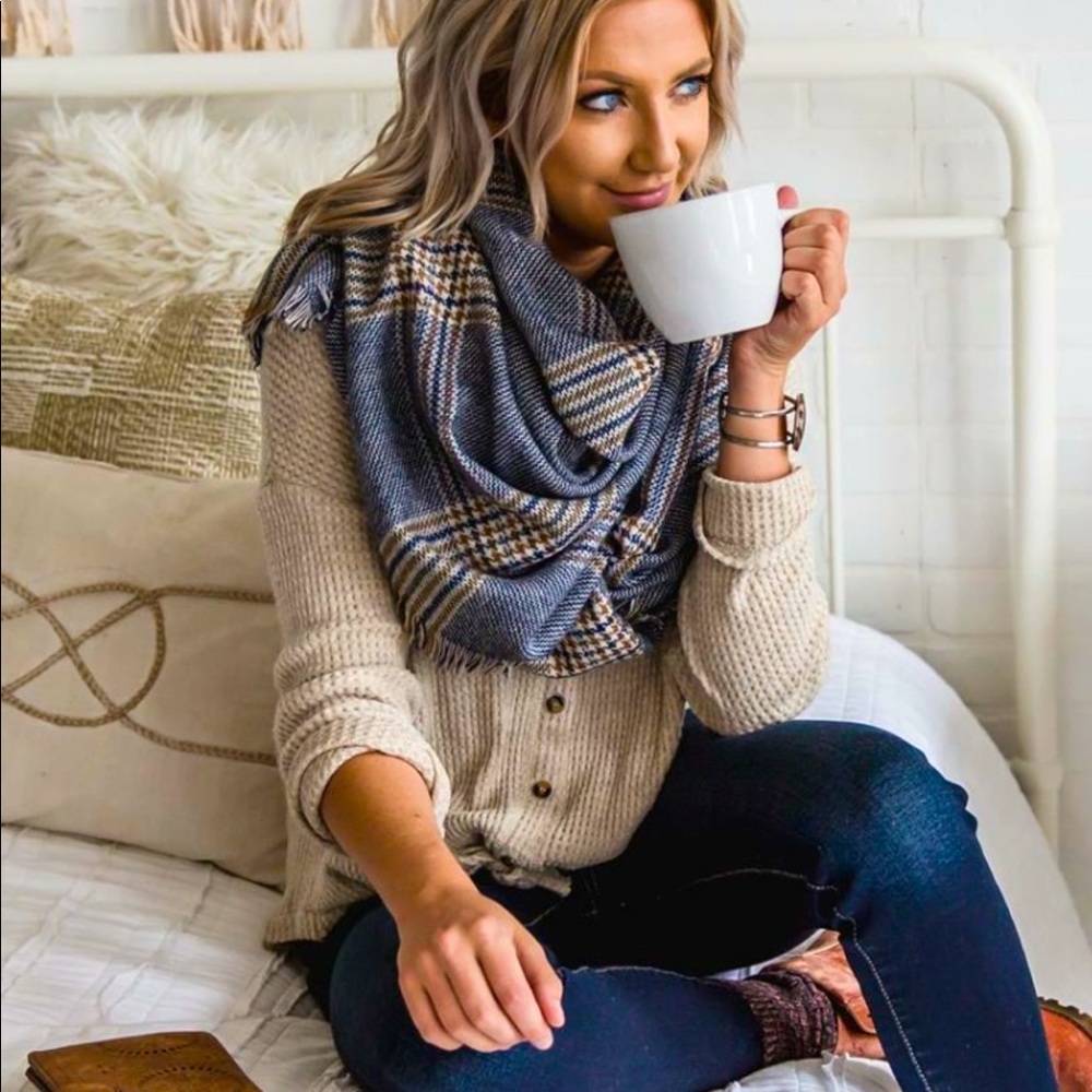 Daytrip button down top and scarf